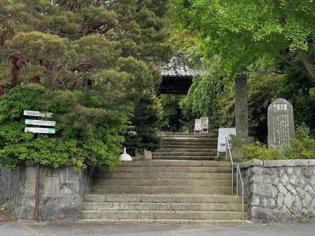 日蓮宗神奈川県第二部寺庭婦人会は 令和7年5月9日（金） 鎌倉市　安国論寺さまにおいて 幹事会をおこないました。 安国論寺遺跡に感動☺️ 御難おむすびの美味しさに感動😋 もみじの実（たね）を初めて見て感動😆 寺庭婦人会　鈴木 #日蓮宗#いのちに合掌 #法華経#日蓮聖人 #神奈川#湘南#鎌倉 #安国論寺#安国論寺遺跡 #御難おむすび#鎌倉の郷土めし #もみじの実#もみじのたね #寺庭婦人会#寺庭婦人