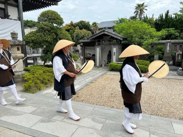 今日は伊豆法難の聖日 船出の霊跡である材木座妙長寺では法要が営まれ 神奈川県第二部布教師会は青年会と共に鎌倉街区を唱題行脚をしました （本龍寺　玄晶）
