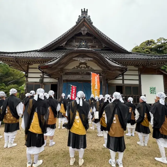 本日、「全国日蓮宗青年会 北陸結集能登大会」が営まれ、全国の青年会員約250名が①珠洲、②輪島、③能登町、④七尾、⑤門前・志賀町の各区間に分かれて唱題行脚をしました。
神奈川県第二部青年会は、会場(ホテル日航金沢)を出発し、⑤の区間にて志賀町の報恩寺、門前町の妙廣寺を巡り、法味言上して参りました

青年会　楠山