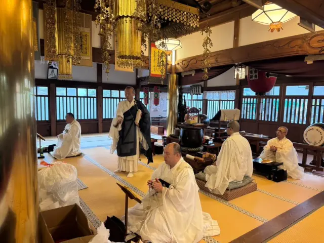 修法師会では、 古い仏具やお札、お守り、 お人形などへ お守りいただいた事への感謝を込めて、ご供養ご祈祷する、お焚き上げ閉眼供養をしております。 日蓮宗では 命に合掌をスローガンに活動しています。 いらなくなったからと言って捨ててしまうのでなく、全ての命に感謝し手を合わせる心があれば、心豊かな生き方が出来るのではないでしょうか？ お焚き上げ、閉眼感謝供養などお志ございましたらお近くの日蓮宗のお寺へご相談ください。 #日蓮宗#お経#お寺#寺院#祈祷#神奈川県#三浦市#僧侶#祈り