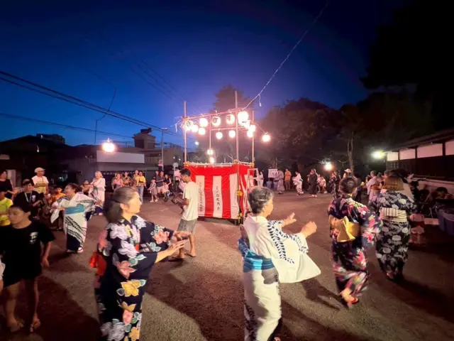 コロナ禍で途絶えかけていた夏の風物詩が
地元の方々の力で復活し
境内はたくさんの笑顔で溢れました

盆踊りはご先祖の御霊を慰め送りだす仏教行事
ご先祖様たちもきっと笑顔で見守ってくれたはずです

文責　常立寺服部

#常立寺 
#日蓮宗 
#いのちに合掌 
#片瀬 
#竜の口町内会
#盆踊り 
#片瀬江ノ島音頭