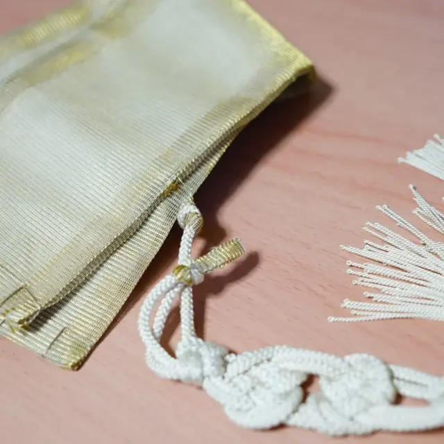 12/13 先日、お檀家さんのご葬儀があったのですが、その際に私が愛用していた袈裟が切れてしまいました。 このお檀家さんは、お寺とよく関わってくださった、とても良い方でした。袈裟は旅のお供になってくれているかと思います。 社会では、スマホや家電同士をWifiで繋ぐ「IoT」が普及していますが、人や思いのこもった物も「縁」というネットワークで繋がっています。 このネットワークには、あなたも、ご家族も、恋人も、国会議員も、総理大臣も、神様も、仏様も、全ての生命が繋がっています。 ぜひ、地元の神社、お寺をお参りして、「縁ネットワーク」に、願いと共に「良いエネルギー」を送ってください。 ネットワークに繋がった全ての存在が、送り込んだ「良いエネルギー」の分だけ、その願いに応えるように動くでしょう。 Photo:御猿畠 玄晃 #逗子 #湘南 #法性寺 #まんだら堂 #神社