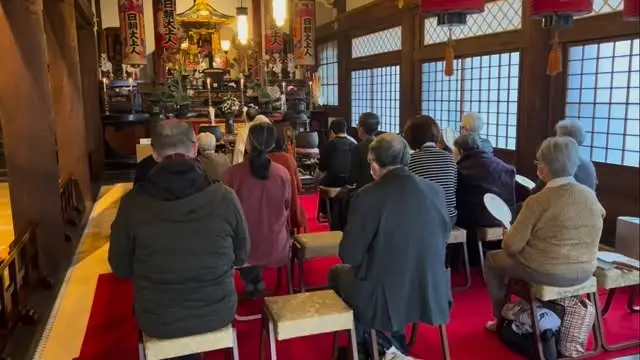 今年もクリスマスイブは法話の当番 赤い衣は高位な衣で着れませんが 仏さまの教えをお届けにきました 神奈川県第二部布教師会では毎月24日、鎌倉小町の本覚寺さまの日朝聖人例祭の場をお借りして若手僧侶の法話の場「月例講話」を開催しています 毎月登壇者が変わり20分ばかりの法話の時間を設けています どなたさまでも参列聴聞できますので、ぜひぜひお参りくださいませ 場所　鎌倉市小町　本山本覚寺 　　小町1-12-12 JR鎌倉駅東口より徒歩5分 　　　スルガ銀行裏 ※14時から日朝聖人例祭、ご祈祷、その後の14:40くらいから法話となります ※ご志納として1000円をお願いしております ※本堂正面よりお上がりください （本龍寺　玄晶）